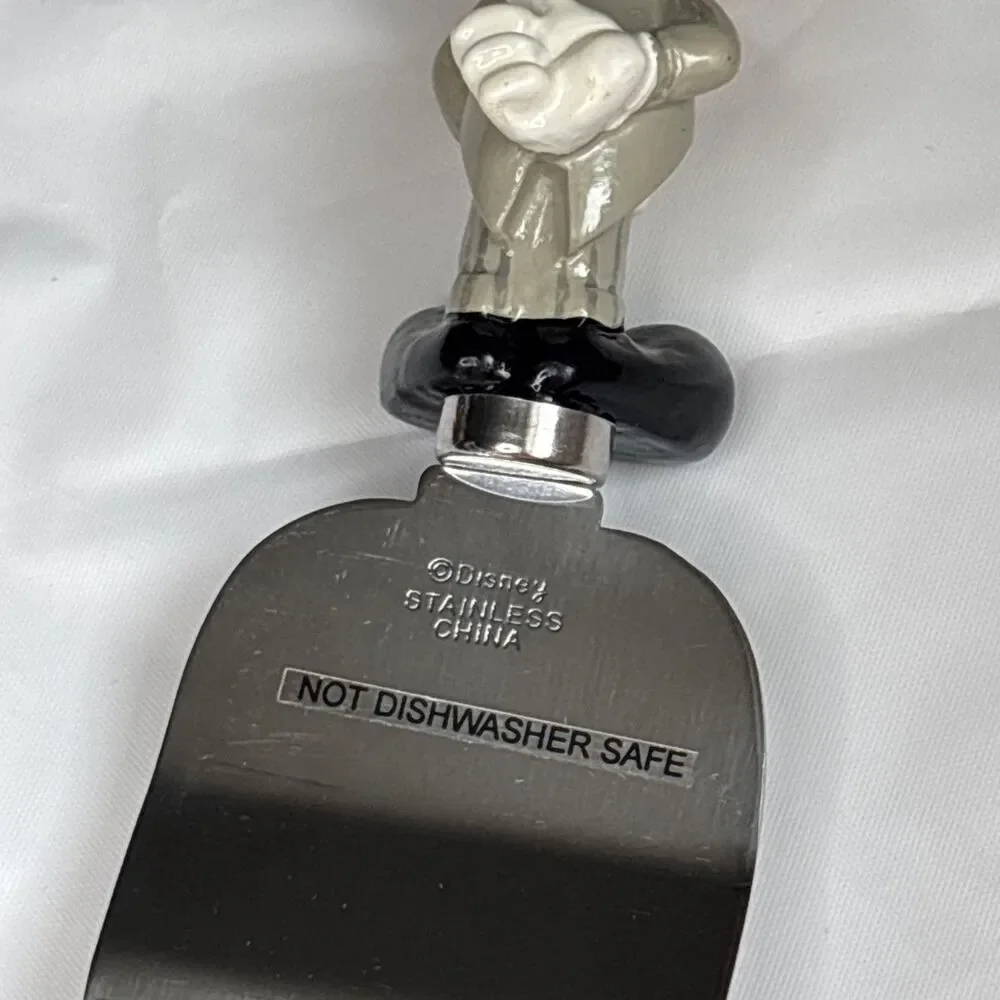 Disney details knife weddings